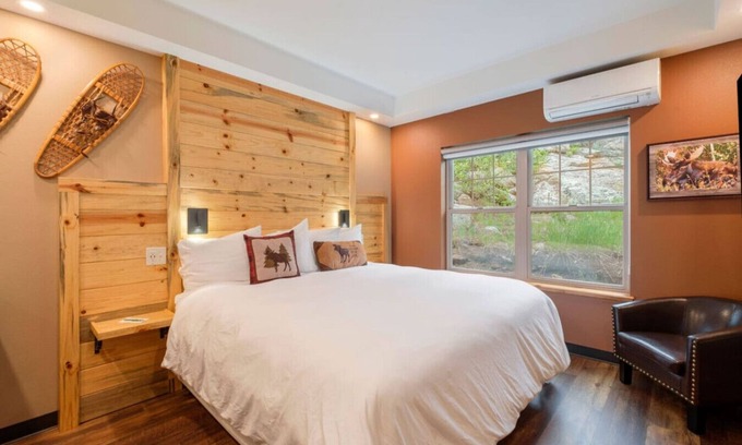 Estes Park Hotel | AC, K Bed, Fireplace, Shared Hot Tub - Lodge 102