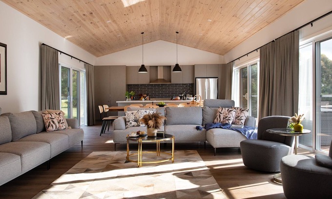 Eganstown Casa | Acacia House - Five Bedroom, Five Bathroom Country home with WIFI