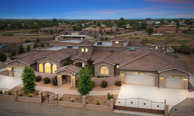 North Valley Casa | Accessible Oasis: ADA Compliant room in the heart of N Valley centrally located.