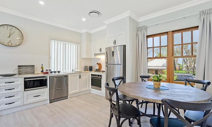Maitland Casa | Accommodation Hunter - Adams Street Maitland