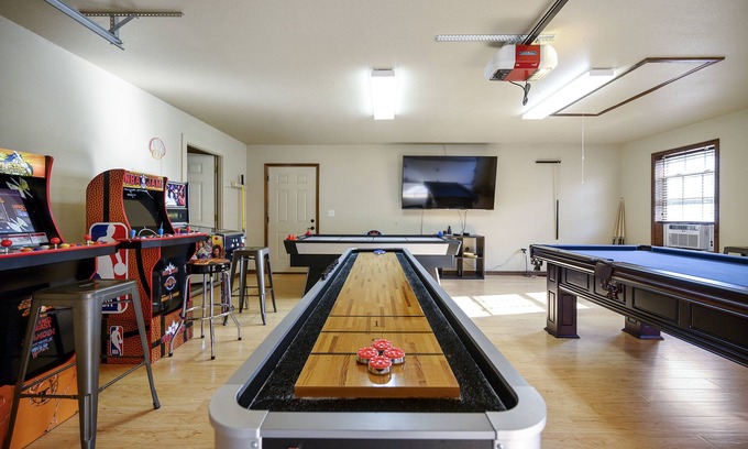 Broken Bow Cabina | Acres BEST GAME Rm Sleeps 8 - 2 acre- Hot tub, Fire Pit