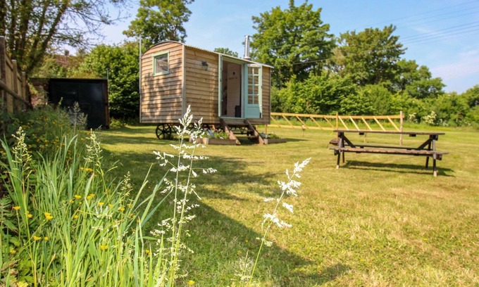 West Compton Cabaña | ACRES MEADOW, pet friendly, with open fire in Maiden Newton