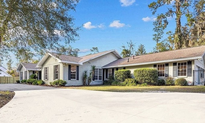 Gainesville Casa | Directly Across from Exactech Arena University Ave - 5 br/3.5 bath with HOT TUB