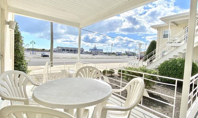 Avalon Condominio | Across the street from the Beach, Neat as a Pin