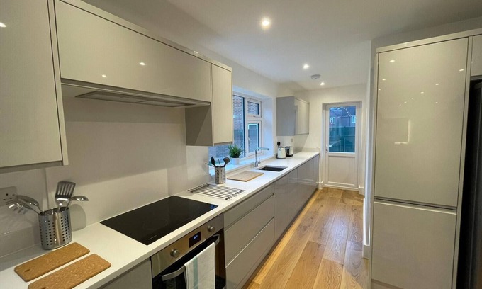 Runnymede Casa | Addlestone, Exquisite, Spacious, Six Bedroom (Three Bathroom) House