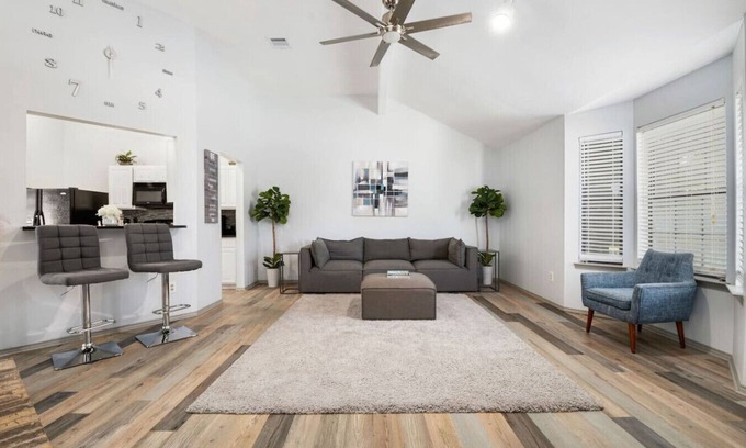 Buckner Terrace - Everglade Park Casa | Adequate 3 BR 2 Bath Home