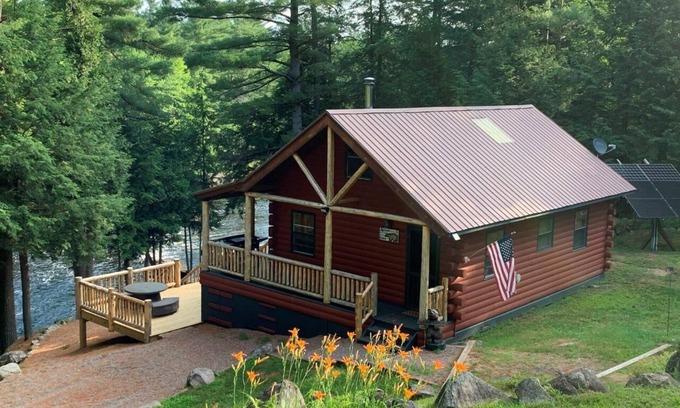 Harrisville Cabina | Adirondack / Oswegatchie Cabina frente al río