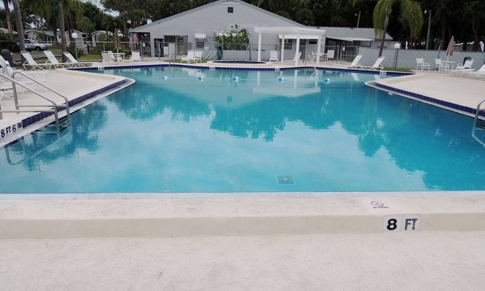 Sarasota Casa | Adorable 1/1 in coveted Sarasota Lakes available 6/1/24!