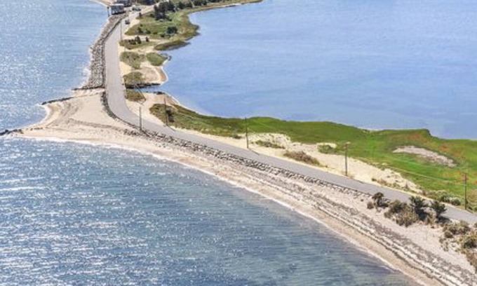 Town of East Hampton Cabaña | Adorable 3-bedroom cottage on magical Gerard Drive in East Hampton