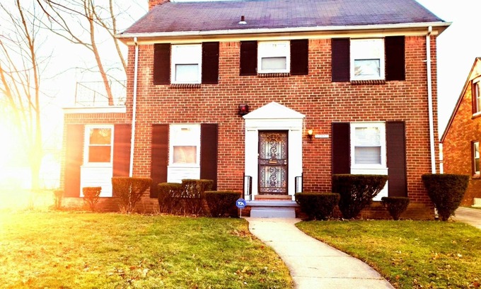 Detroit Casa | Adorable 3 bedroom with large backyard great for family fun