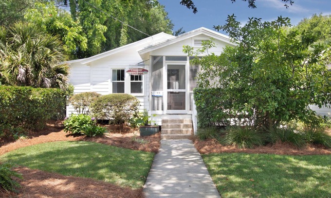 Folly Beach Casa | Picket Fence ~ ¡Otro de los mejores de Folly! Cabaña clásica de 2 dormitorios