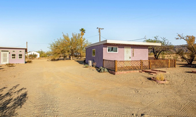Twentynine Palms Cabina | Adorable desert home with spectacular mountain view, full kitchen, games, & more