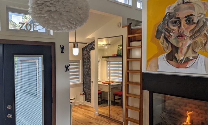 Fashion District Apartamento | Adorable mini-house in heart of Trinity Bellwoods