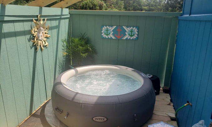 Stokes Casa | Adorable Tiny House that's pet friendly! HOT TUB. Walk to popular wedding venue.