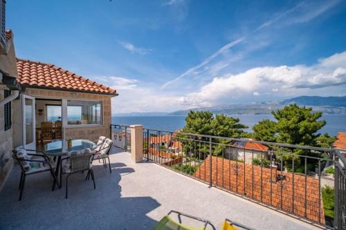 Postira Apartamento | Adriatic Sea View Penthouse Apartment with parking - 5 min walk to coast