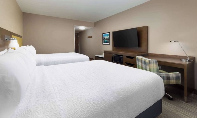 Oakhurst Hotel | Adventure Awaits! 14 miles to Yosemite Park South Entrance