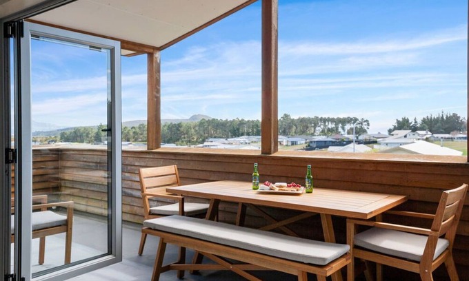 Motuoapa Casa | Adventure Sika - Relax on the deck with views