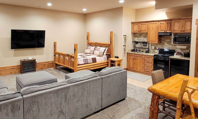 Island Park Cabina | Adventurer's Studio ~ 20 Mi to West Yellowstone!