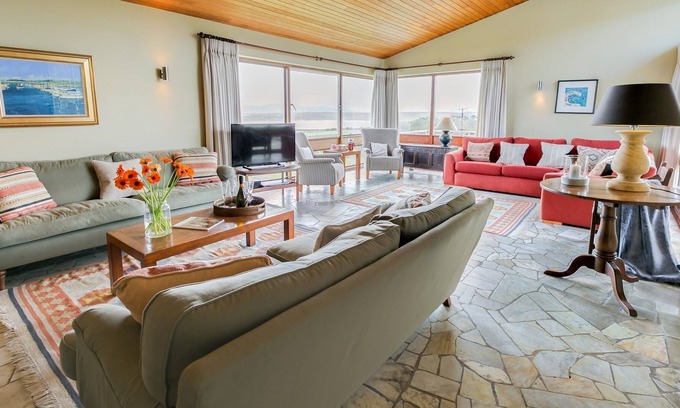 Malltraeth Apartamento | Ael Y Bryn - a sea view that sleeps 8 guests in 4 bedrooms