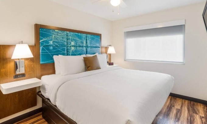 Merry Oaks Casa | Affordability Meets Comfort! 2 Great Units, Free Parking and Breakfast, Pool