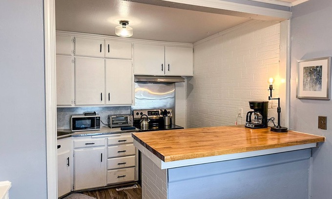 Midwest City Apartamento | Affordable 2BR Getaway Near Plaza District Lilac1