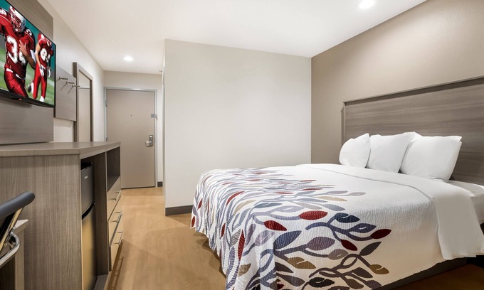 Sulphur Hotel | Affordable Retreat in Sulphur, LA: Short Drive to Chennault Int’l Airport!