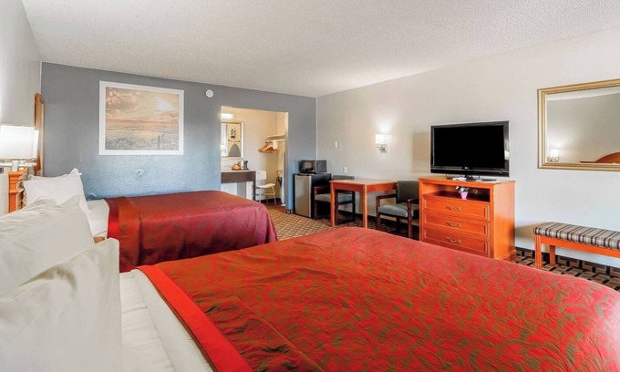 Vernon Hotel | Affordable Retreat Near Orbison Park – Pet-Friendly and Easy Parking