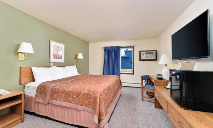 Staples Hotel | Affordable Room w/ Private Bathroom & Complimentary Breakfast – Pet Friendly