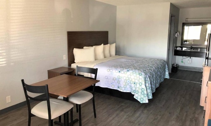 San Antonio Hotel | Affordable Studio w/ Kitchenette Near The Alamo – Ideal for Explorers w/ Parking