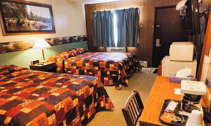 International Falls Hotel | Affordable Comfort w/ Breakfast & Private Bath Near Scenic International Falls