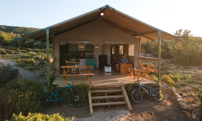 Oudtshoorn Cabina | AfriCamps Klein Karoo