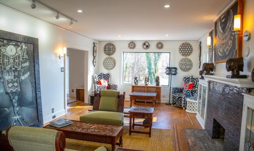 North Side Cama Y Desayuno | African Oasis Luxury Inn at the Gallery