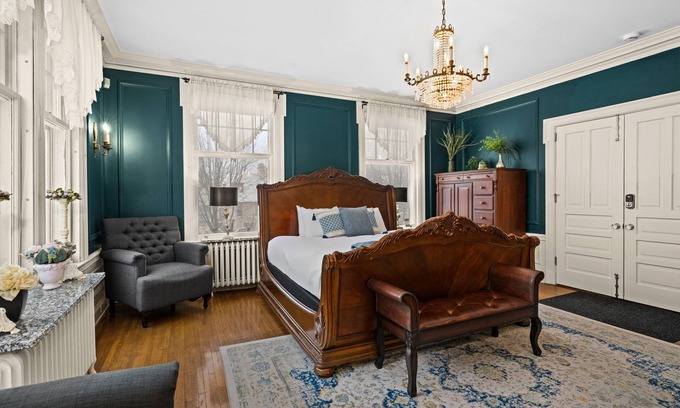 Congdon Park Casa | AG Thomson Suite w/ King Bed & Sauna