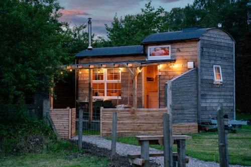 Ballater Casa | Ailsa- Enchanting Tiny House with wood burner and hot tub in Cairngorms