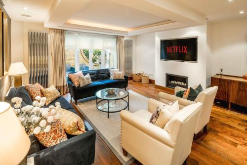 Queen's Gate Villa | -Air con- Luxury Townhouse - High St Kensington!