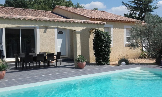 Euzet-les-Bains Casa | Casa provenzal con jardín, piscina y petanca.