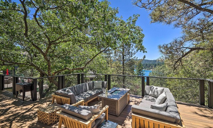 Lake Arrowhead Cabina | Airy Alpine Getaway w/ Lake Arrowhead Views!