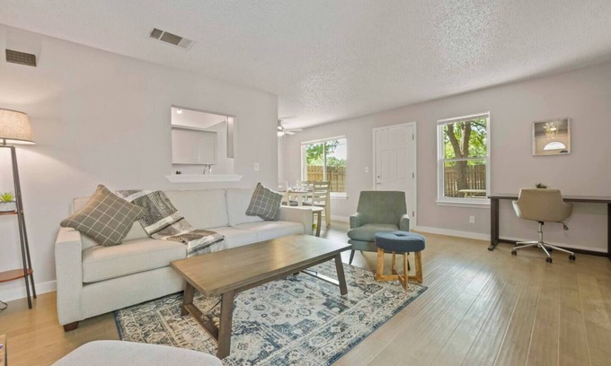 Springwoods Apartamento | Airy and cheerful, newly renovated home is your sanctuary in bustling North Austin! 1,100+ SF of living area with roomy walk-in closets and large private backyard let you unpack and unwind.