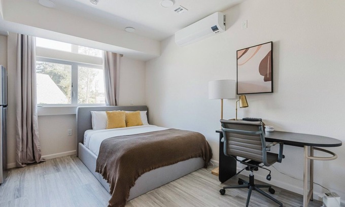 South Berkeley Apartamento | Airy Berkeley Studio w/ W/D & A/C, nr Cafes & Bakeries, by Blueground