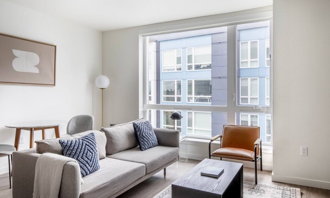 Yesler Terrace Apartamento | Airy First Hill 1BR w/ Gym, BBQ & Lounge, nr soccer field, by Blueground