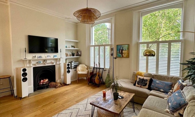 Hillrise Apartamento | Airy hillside flat with views