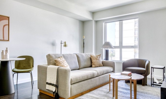 North Pine Apartamento | Airy Long Beach Studio w/ Pool & Gym, walk to Ocean Blvd, by Blueground