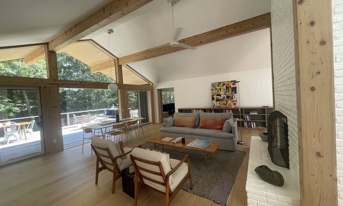 Village of East Hampton Casa | Airy, modern 4-bedroom house close to beautiful bay beaches and the ocean.