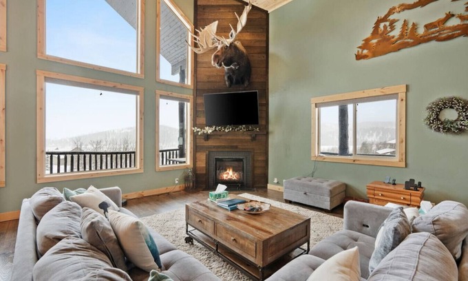 Island Park Apartamento | Alaskan Moose Lodge | Yellowstone + Hot Tub, Fire Pit & AC