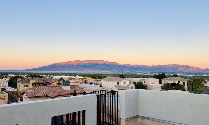 Paradise Hills Civic Casa | Albuquerque in luxury w/hot tub & mountain views