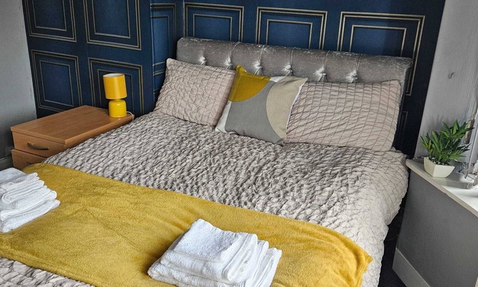 Preston Casa | Aldwych House For Holidays, Contractors and Relocation with Free Parking &Wi-Fi