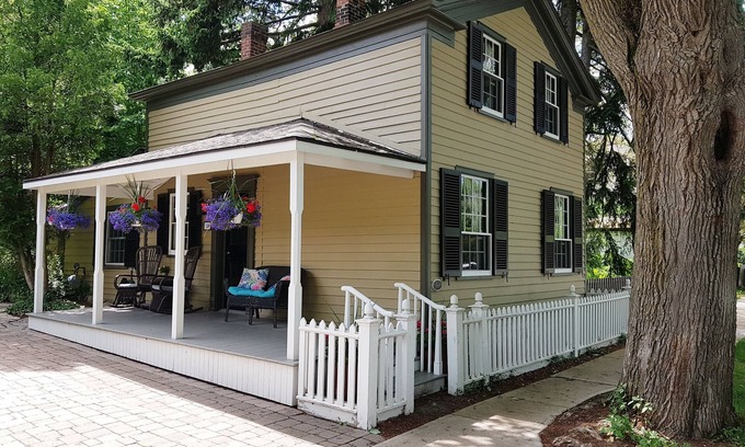 Old Town Historic District Casa | Encantadora casa de campo histórica, a pasos de la reina, tiendas, teatro, comedor y lago. C1835