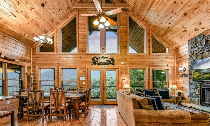 Gatlinburg - Pigeon Forge Cabina | Ali's Dream 3 Bedroom Cabin by RedAwning
