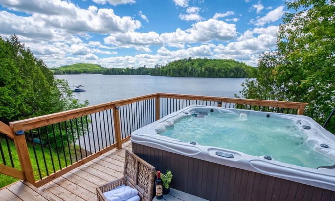 Papineau Regional County Municipality Chalet De Esquí | All Decked Out: Stunning Hot Tub View