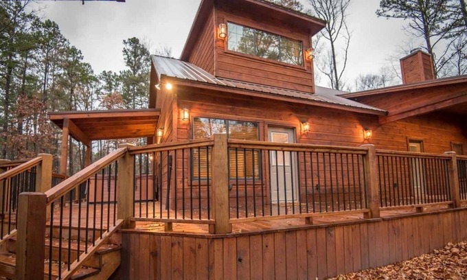 Broken Bow Cabina | All Decked Out Cabin in the Woods With Fireplace, Bbq, and Swing Bed by Redawning